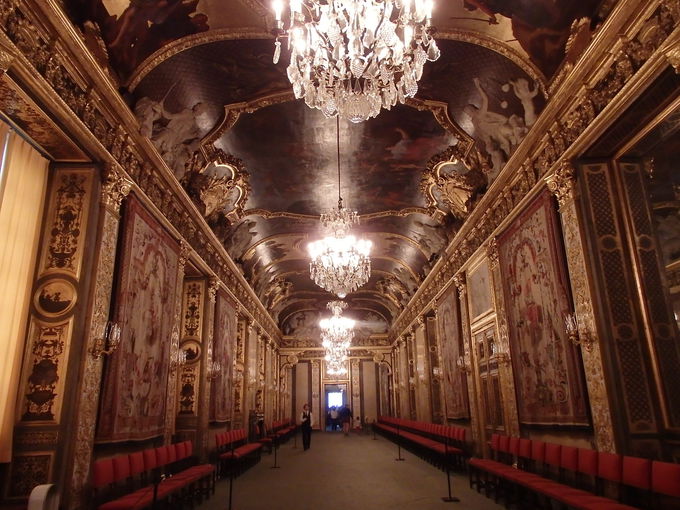 ���{���̍��؂Ȑ��E��