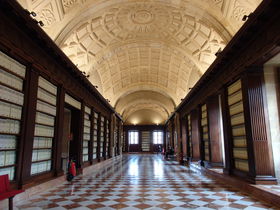 セビリアの世界遺産「インディアス古文書館」貴重な公文書と美しい装飾｜スペイン｜トラベルjp 旅行ガイド