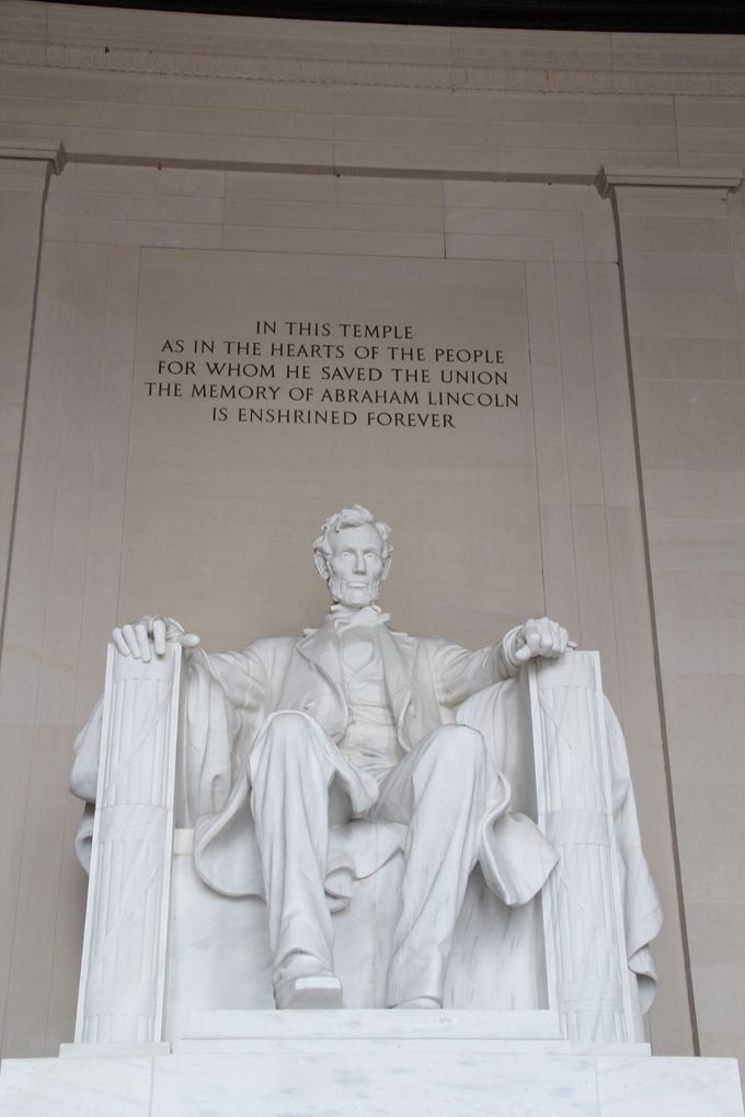 白亜の宮殿と大統領像は必見！リンカーン・メモリアル