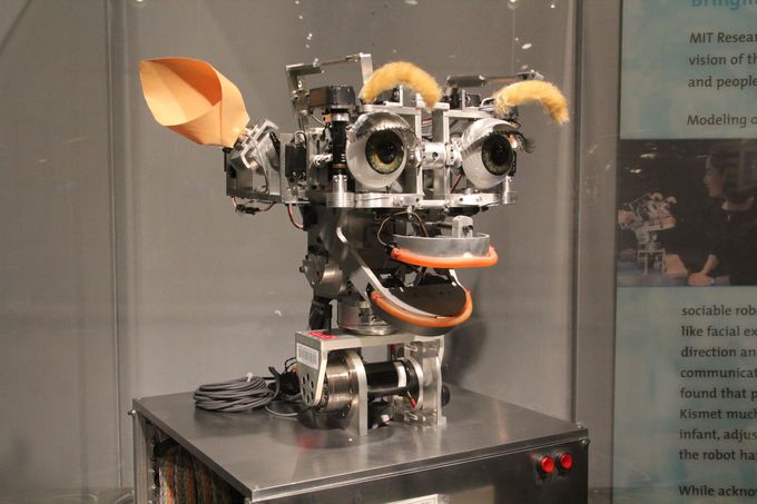 ロボット工学の歴史がわかる展示も必見