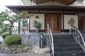 �C�z�肪�������h�I�F������́u�C�F�E���̏h �����v�C����]�̘I�V���C���f�G�̋L���T���l�C��