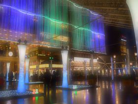 ＪＲ大阪駅の真上でゆらめく癒しの光「Twilight Fantasy」幻想空間の水の中へ