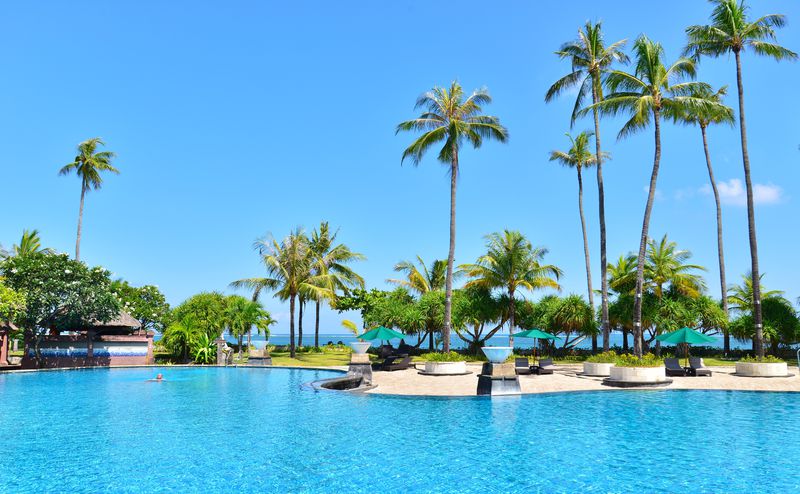 空と海とプールの青が溶けあうホテル！バリ島「パトラ ジャサ バリ」