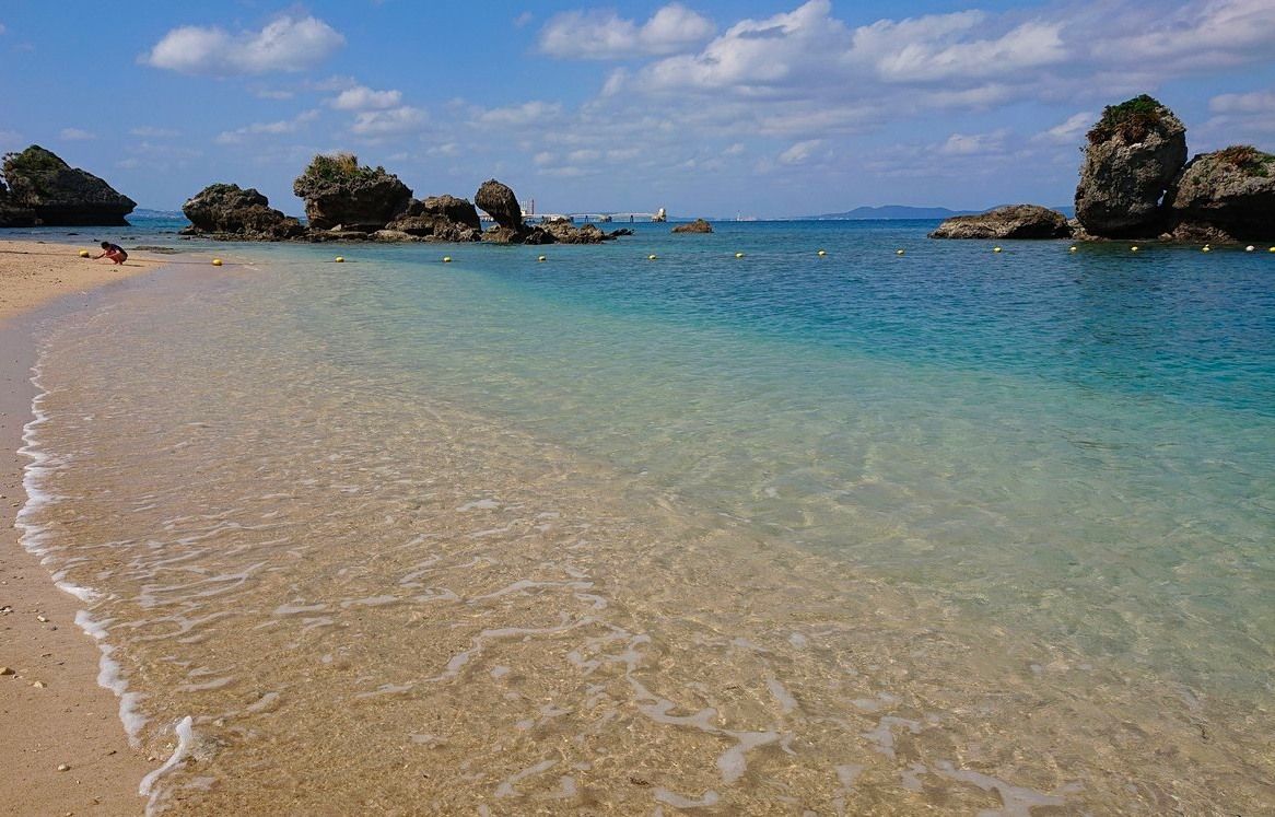 抜群の透明度！沖縄本島直結「伊計島」天然ビーチで一年中海遊び