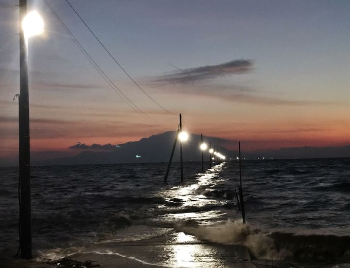 有明 長部田海床路 はおこしき海岸そば 干潟の海に沈む道の電柱復活 熊本県 Lineトラベルjp 旅行ガイド