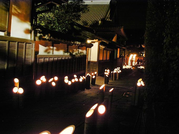 ３０か所に配置されるオブジェと、城下町中に飾られる２万本の竹灯篭！
