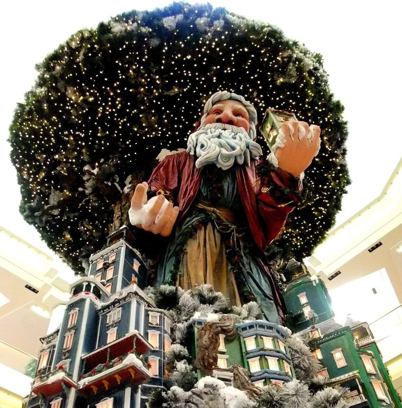 巨大サンタ出現！カリフォルニア「サウス・コースト・プラザ」で楽しむクリスマス