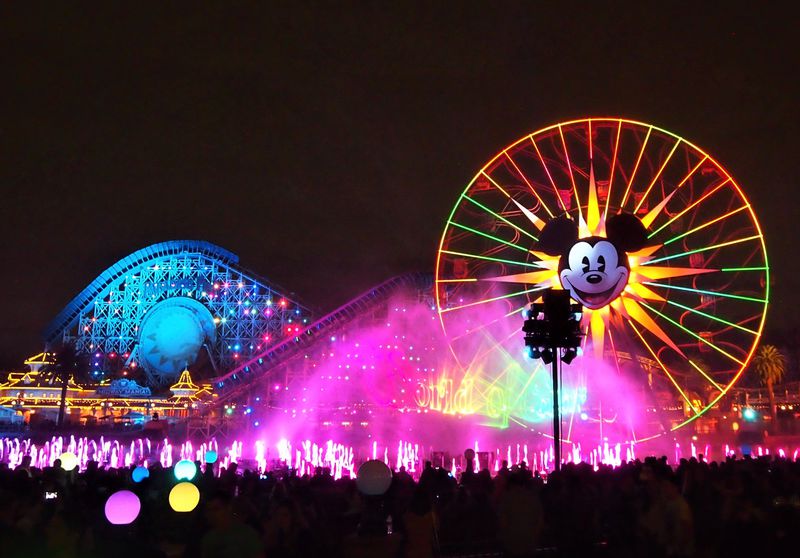カリフォルニア・ディズニーランド「ワールド・オブ・カラー」世界最大級の水と光の魔法！