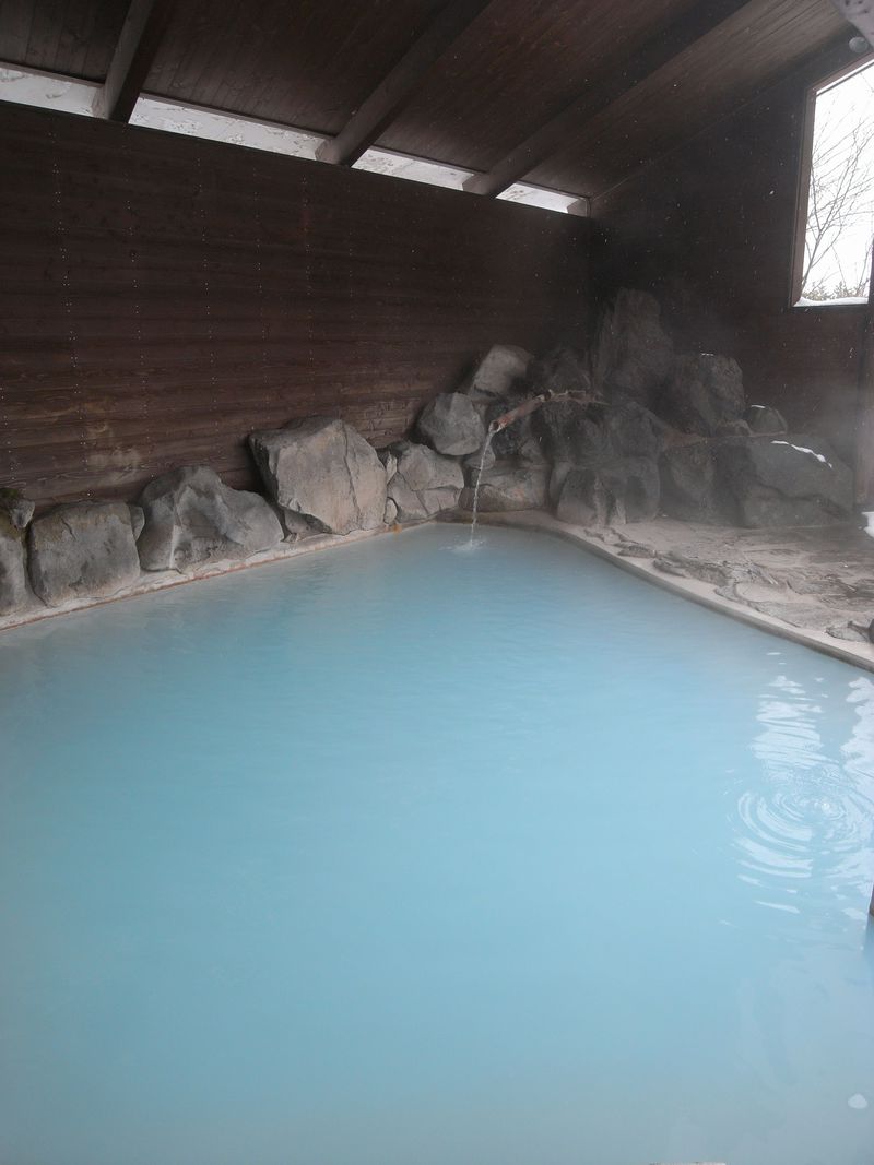 コバルトブルーの湯に感激！秋田の穴場「露天風呂水沢温泉」