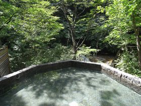 冷たい温泉と絶景露天！群馬・水上「仏岩温泉鈴森の湯」で爽快な湯浴みを