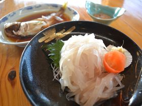 朝獲れイカを朝食で！函館「湯元漁火館」は市場で競り落とす魚介が超新鮮