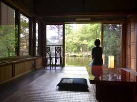 パワスポの池に浮かぶ「富士山ゲストハウス掬水」で浄化される１日
