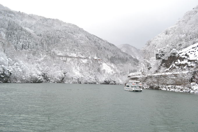 船で行く秘湯・大牧温泉の冬が美しい！庄川峡の絶景クルーズも