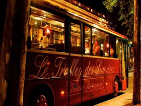 走るレストラン！リヨンの夜景を巡る「光のトロリーバス」