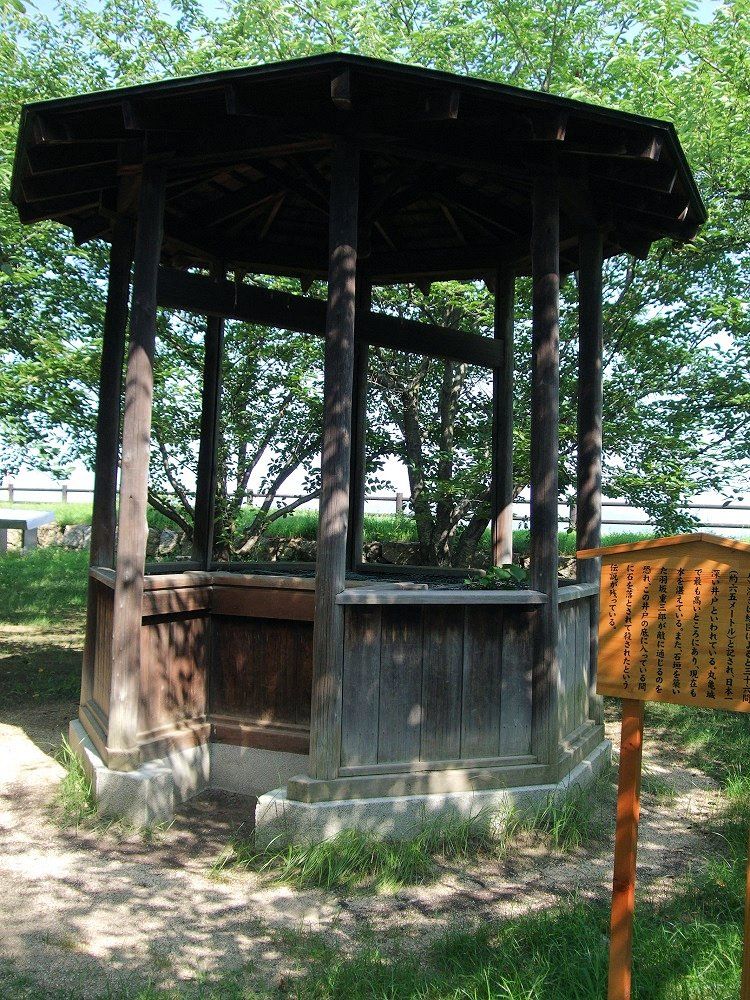 日本一の深さを誇る二の丸井戸と壮麗な石垣にまつわる悲話