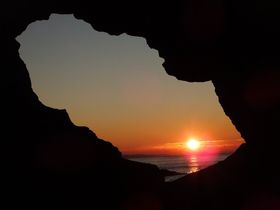 日の出を覗こう！三浦半島最南端に浮かぶ城ヶ島「馬の背洞門」