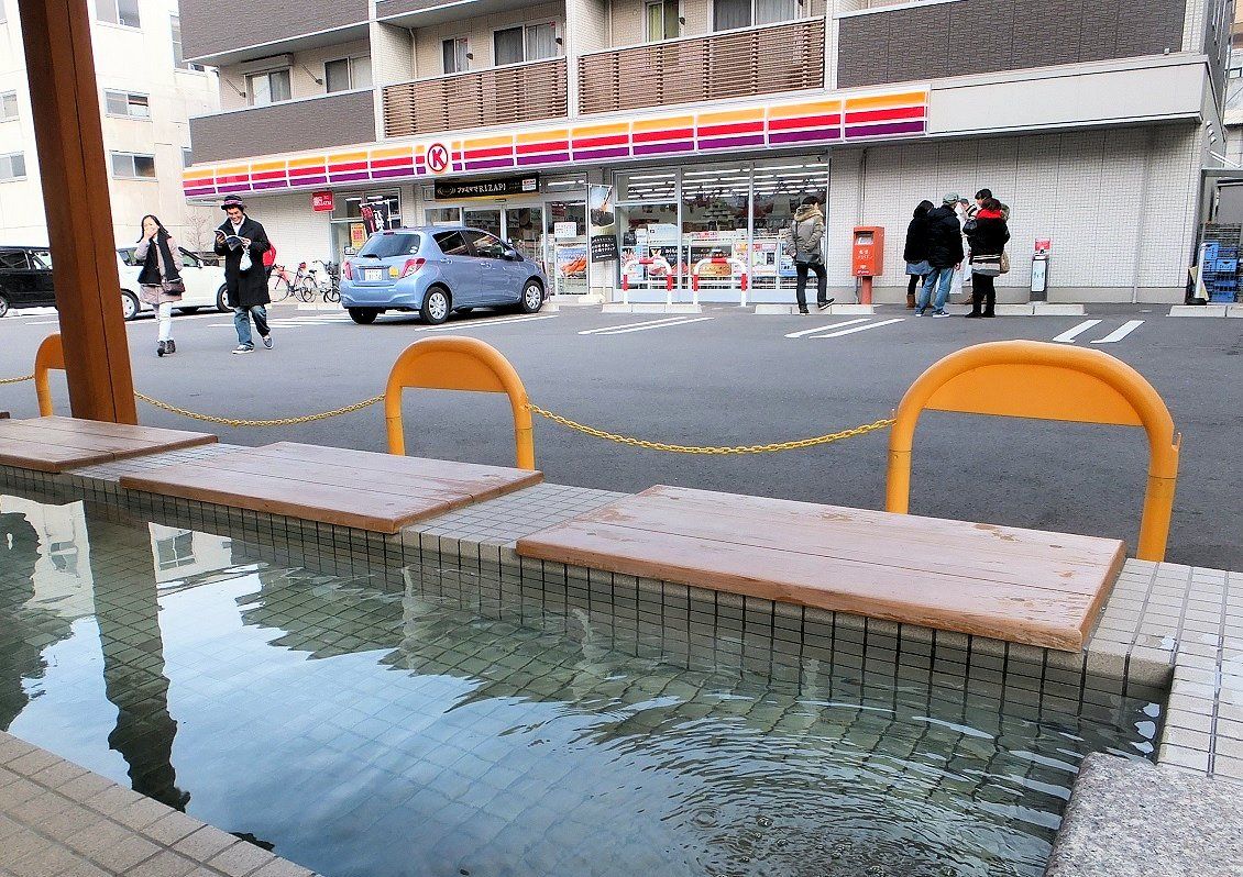 恐らく日本で唯一！サークルＫにまさかの足湯