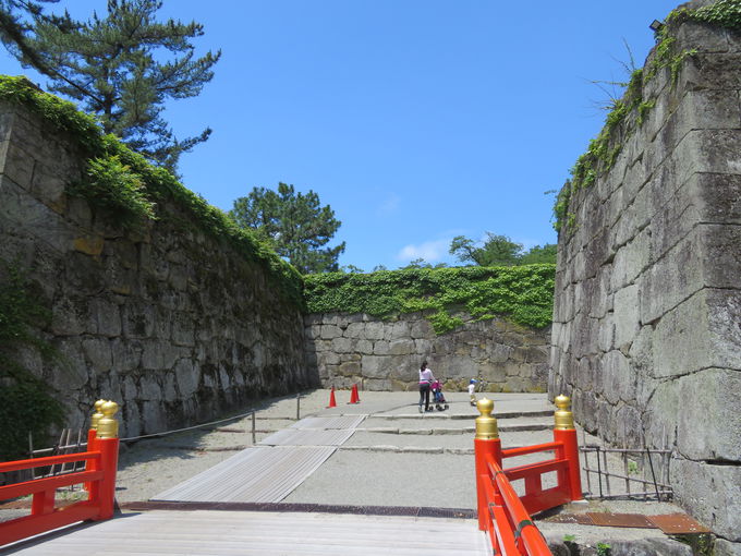 鶴ヶ城は土塁と石垣が織りなす壮大な城郭だった！