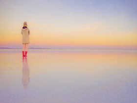 乾季のウユニ塩湖が見せる美しく幻想的な世界