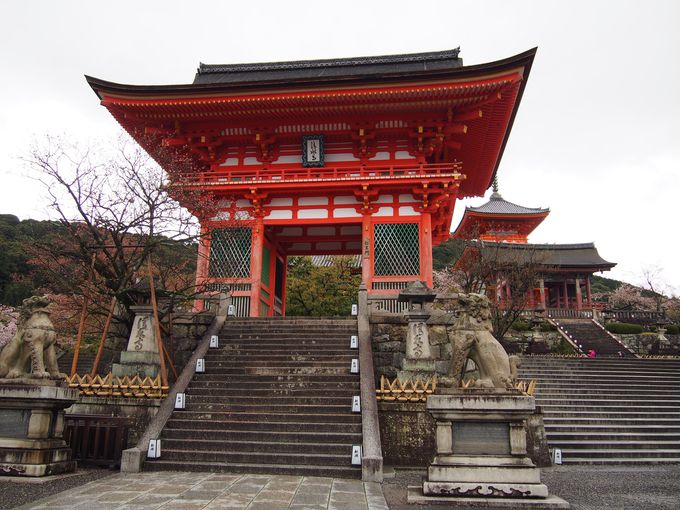 ２日目 午前：京都観光のハイライト「清水寺」へ。恋愛パワースポット「地主神社」もお忘れなく