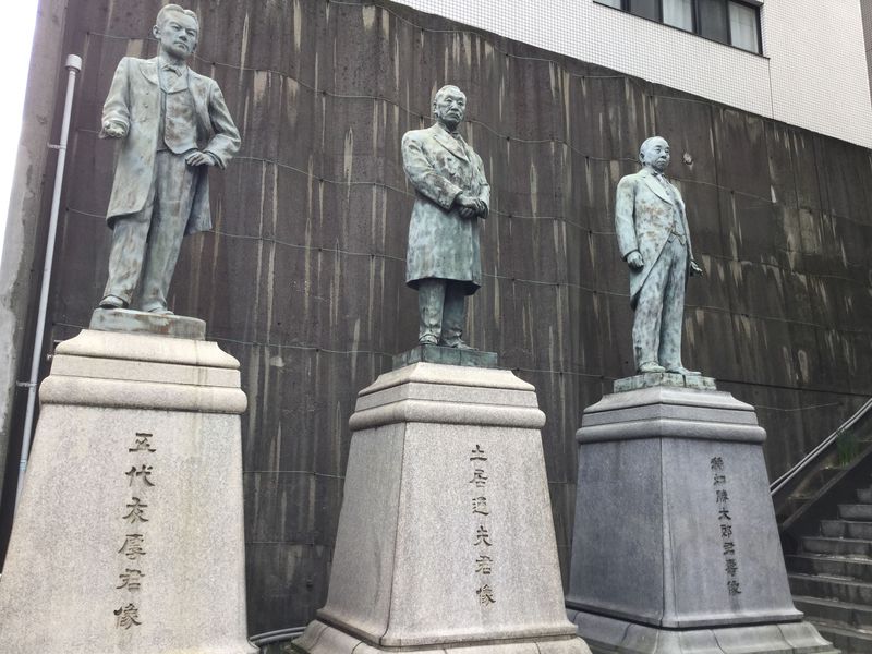 大阪の商人を今も見つめる3体の銅像