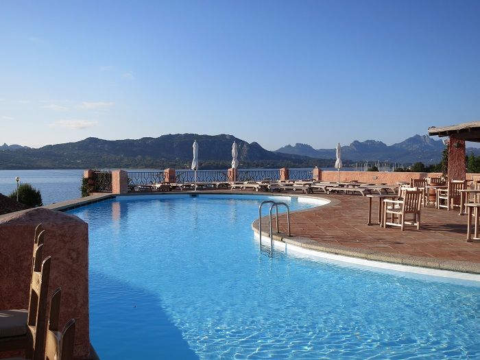 イタリア・サルデーニャ島「ルレ ヴィラ デル ゴルフォ & スパ」は海を見渡す絶景ホテル