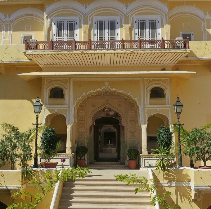山間の要塞跡に建てられた優雅な宮殿ホテル「サモード・パレス」