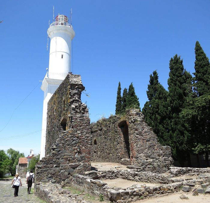灯台と17世紀の修道院跡