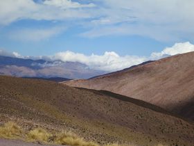 雲の列車が走るトロ渓谷に大塩湖！アルゼンチン北西部「アンデス山脈」の絶景を巡る旅