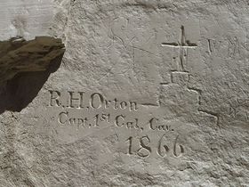 岩壁に残された落書きから歴史を学ぶ！米「エルモロ国定公園」