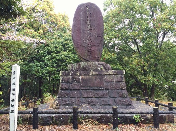 「宮本武蔵所修練碑」と「勝ち運を呼ぶ武蔵像」