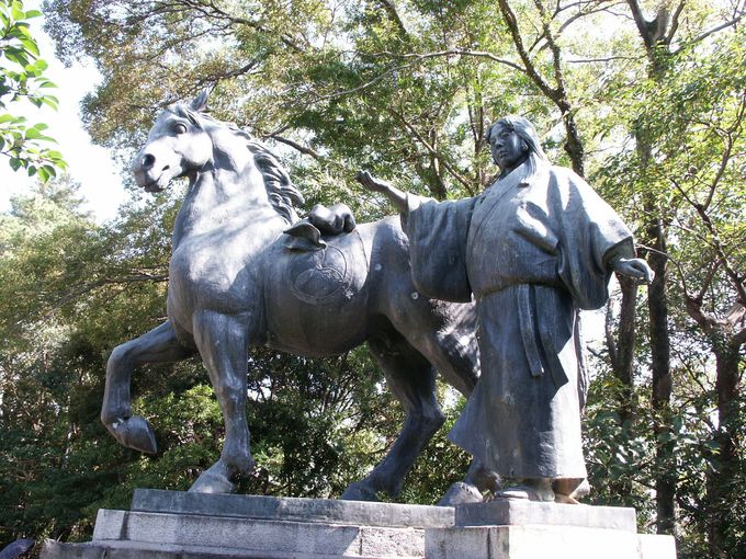「高知城」と土佐藩初代藩主・山内一豊の妻・千代の像