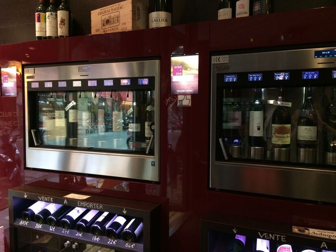 店内はワインが自販機に100種類以上もずらり