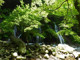 山梨・小淵沢ICから30分、吐竜の滝はマイナスイオン溢れる極上日本庭園！