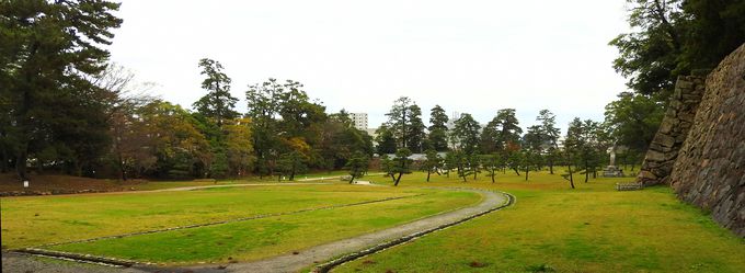 城山稲荷神社は松江城の一番裏手にあります