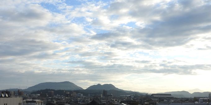 松江のシンボル、寝仏山は仏さまの寝姿、大山も遠景に