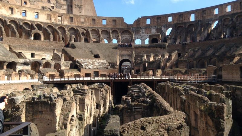 古代ローマ歴史散歩！コロッセオとフォロ・ロマーノの壮大な眺め