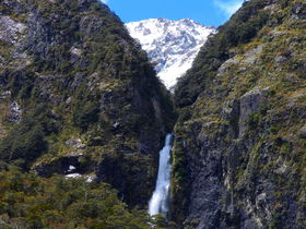 ミストあふれる豪快な滝も！NZアーサーズパス村からの小散策