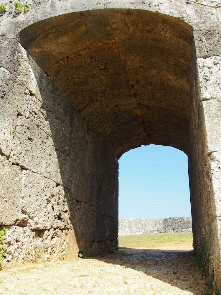 沖縄最古のアーチ門を見られる「座喜味（ざきみ）城」