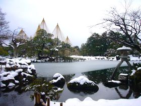 雪が降る日に出かけよう！金沢市「兼六園」雪吊りの絶景