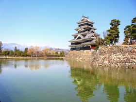 長野の観光名所「松本城」は、武装的なのに美しいギャップ萌えの城！
