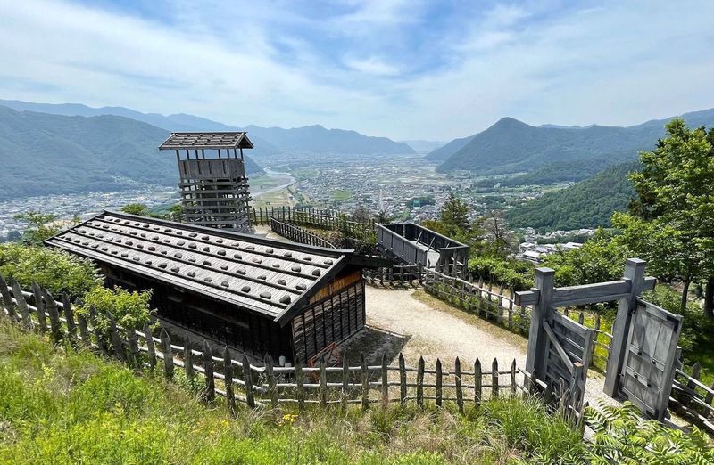 長野県「荒砥城」は戦国時代の山城を体験できる復元された史跡