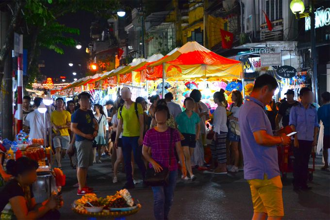 数百もの屋台がずらり ハノイの週末はナイトマーケットへ ベトナム Lineトラベルjp 旅行ガイド