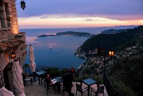 �앧�Ől�C�̃G�Y���u�V���g�[�z�e���G�Y�v�Œn���C�̊Â���������̋L���T���l�C��