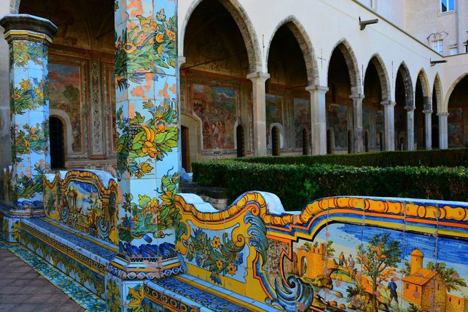 圧巻カラフルなマジョルカ焼の列柱とフレスコ画の回廊「サンタキアラ教会」