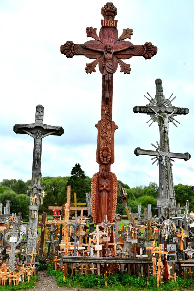 大小さまざまな十字架たちは芸術的