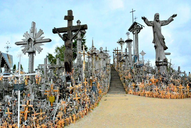 リトアニア・シャウレイ「十字架の丘」おびただしい数の十字架はインパクト大！