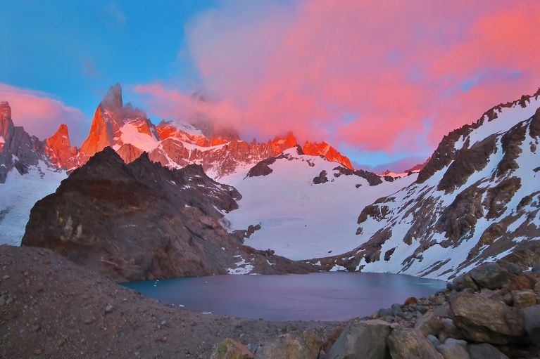 アルゼンチンの岩山、フィッツ・ロイの神々しい朝焼けを見よう！