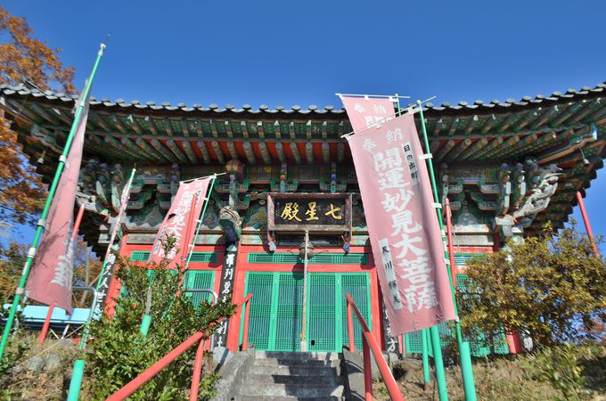 山の上に鎮座する韓国式建物