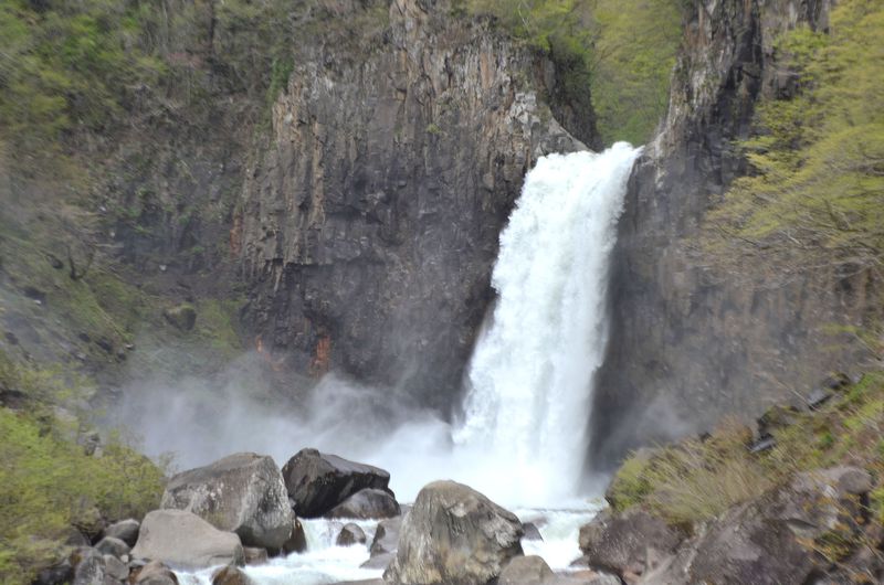 地響きがする圧巻の滝、妙高｢苗名滝｣　砂防ダムも迫力満点！